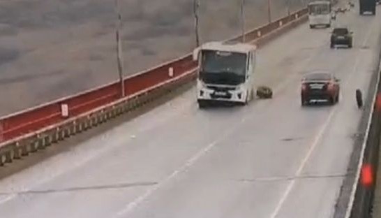 Фото: Два колеса отлетели у пассажирского автобуса в Ростовской области, кадр из видео