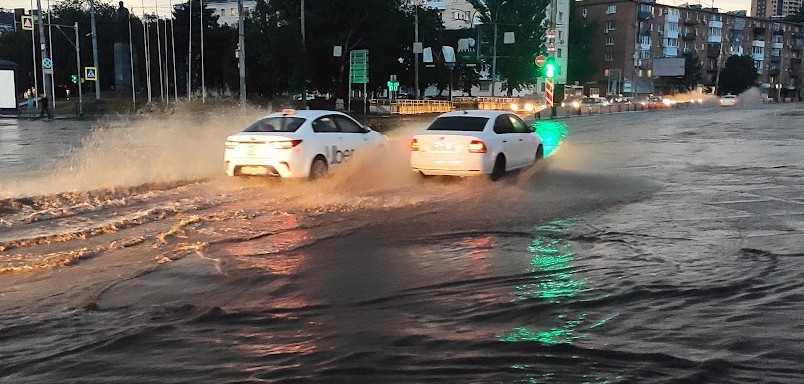 Фото: Затопленная площадь Ленина во время ливня в Ростове, кадр 1rnd