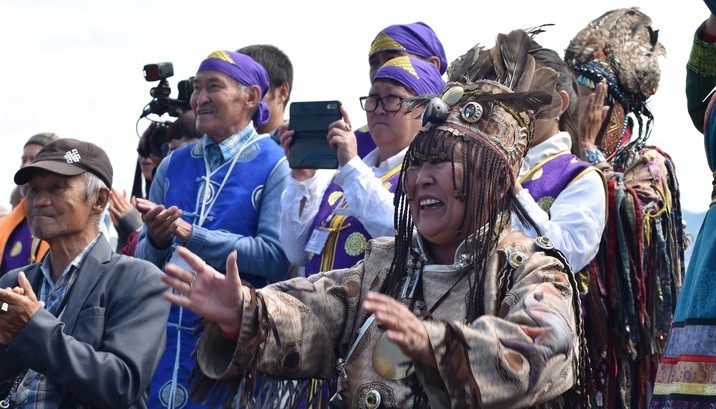 Фото: Шаманы на камлании, кадр ВК управления верховного шамана РФ