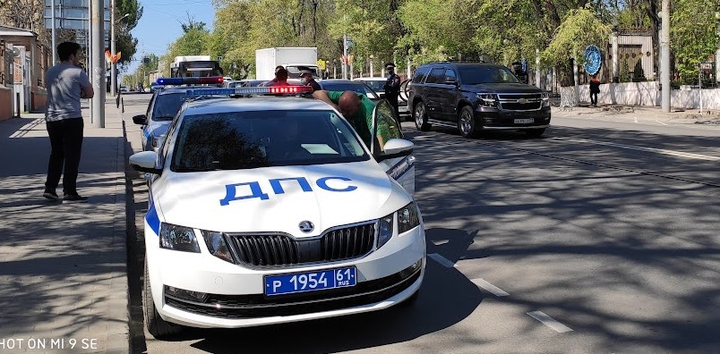 Фото: Автомобили ДПС во время рейда в Ростове, кадр 1rnd