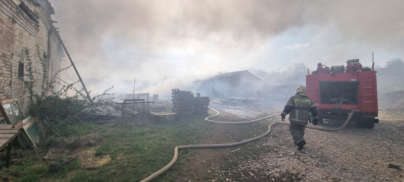 Фото: Два ангара сгорели 8 апреля под Шахтами, кадр МЧС РО