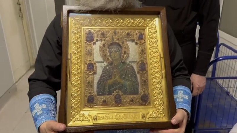 Фото: В ростовском военном госпитале замироточила икона Богородицы "Семистрельная", кадр из видео