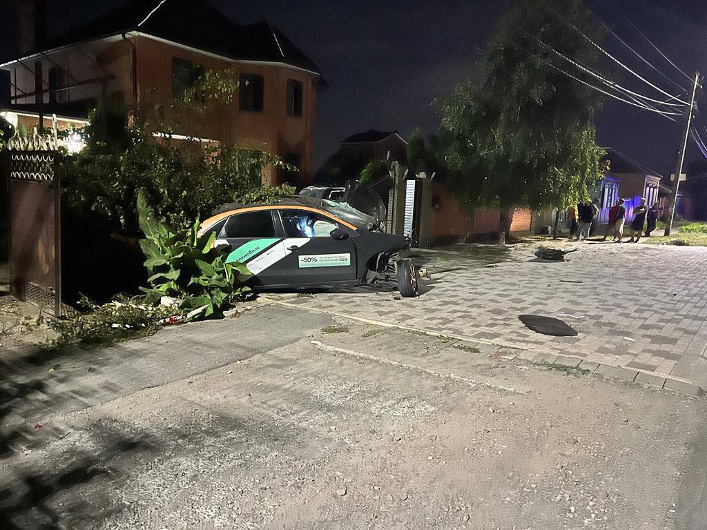 Водитель арендованного автомобиля протаранил забор дома в Батайске