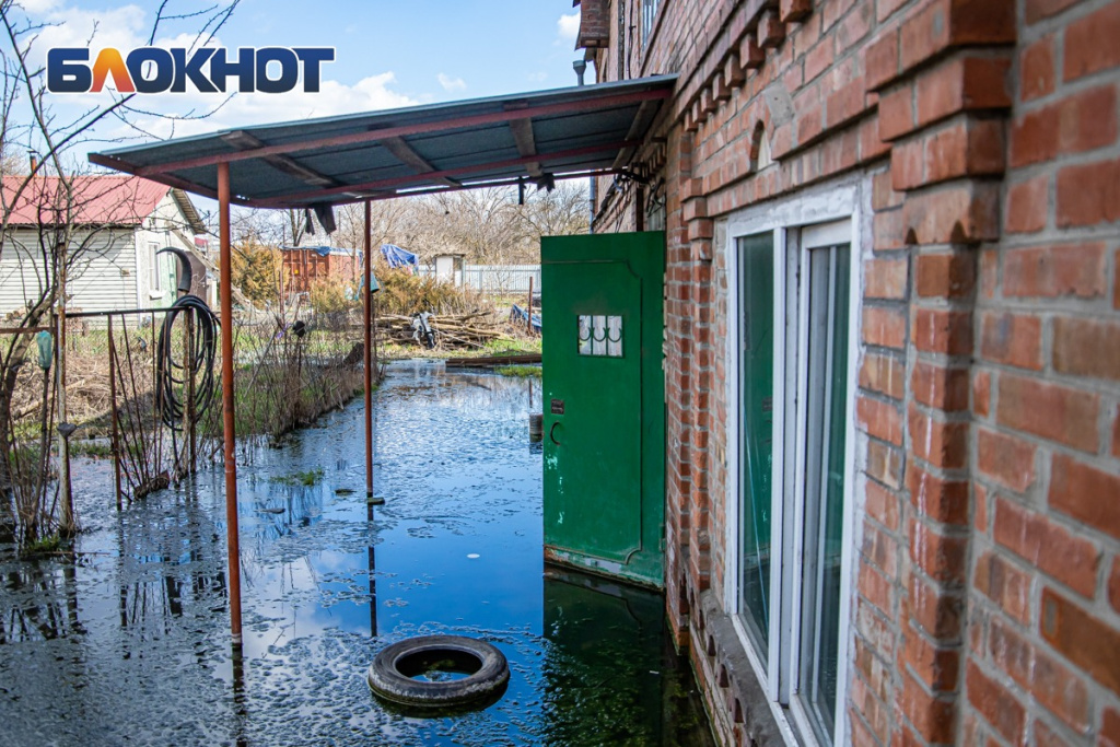 Затопленные грунтовыми водами дворы на Шоссейной