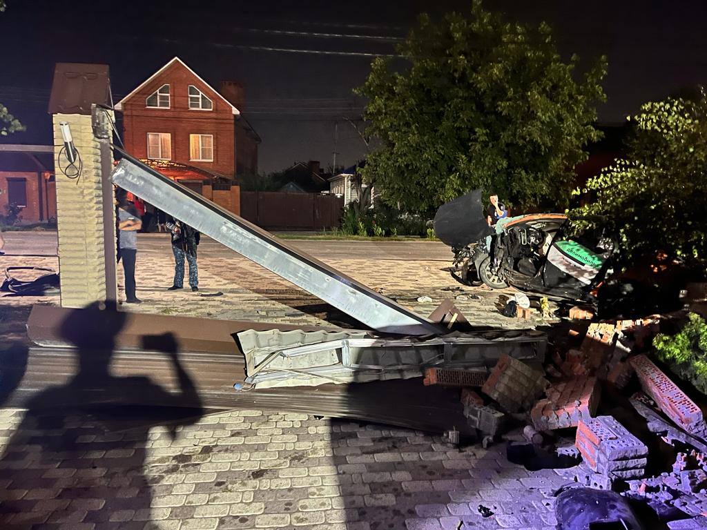 Три человека погибли в Батайске - иномарка протаранила забор дома