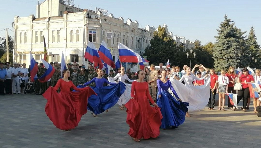 Фото: Праздник на Петровской площади Азова, кадр ТГ Ращупкина