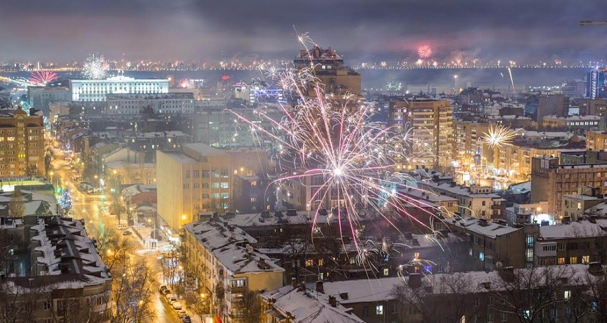 Фото: Фейерверки и петарды в Ростове в новогоднюю ночь, кадр Дениса Демкова
