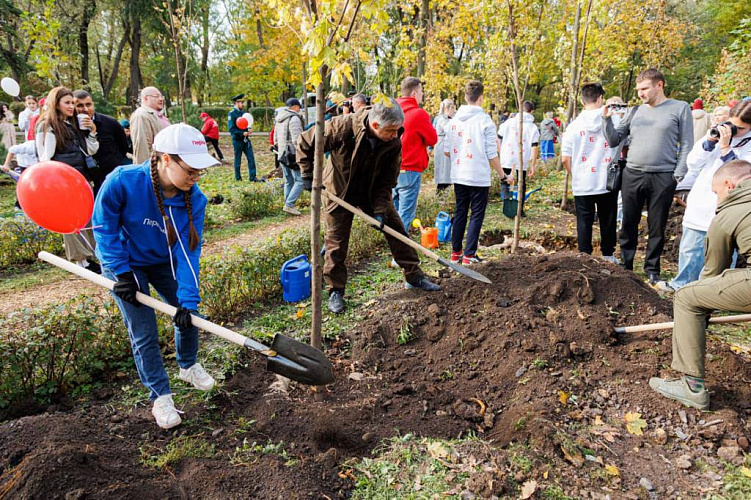 Фото: Алексей Логвиненко открыл аллею Патриотов в парке Островского // фото пресс-службы администрации Ростова Фото: Алексей Логвиненко открыл аллею Патриотов в парке Островского // фото пресс-службы администрации Ростова