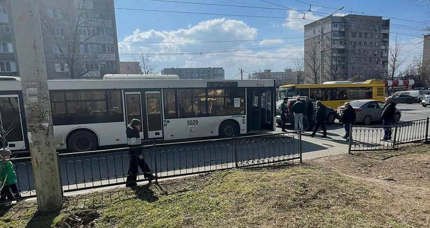 Фото: ДТП с автобусом на Коммунистическом в Ростове, кадр ГИБДД