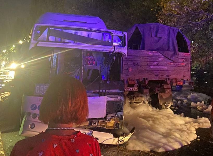 Фото: В Ростове военный грузовик протаранил пассажирский автобус № 65 на ул. Орбитальной // фото - соцсети
