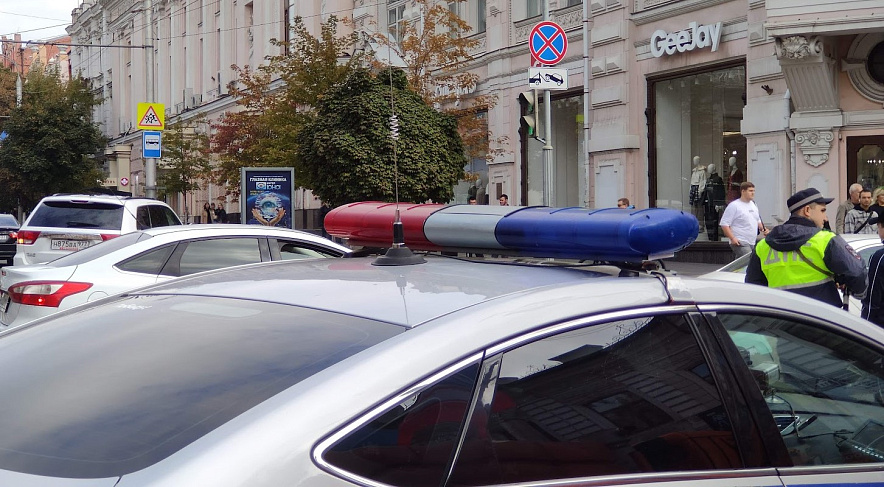 Фото: Полицейский автомобиль на Большой Садовой в Ростове, кадр 1rnd