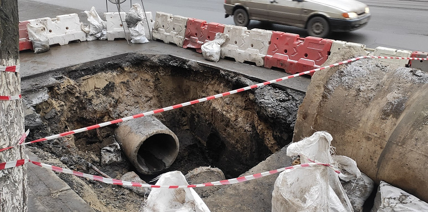 Фото: Гигантская дыра на проезжей части в Ростове, кадр 1rnd