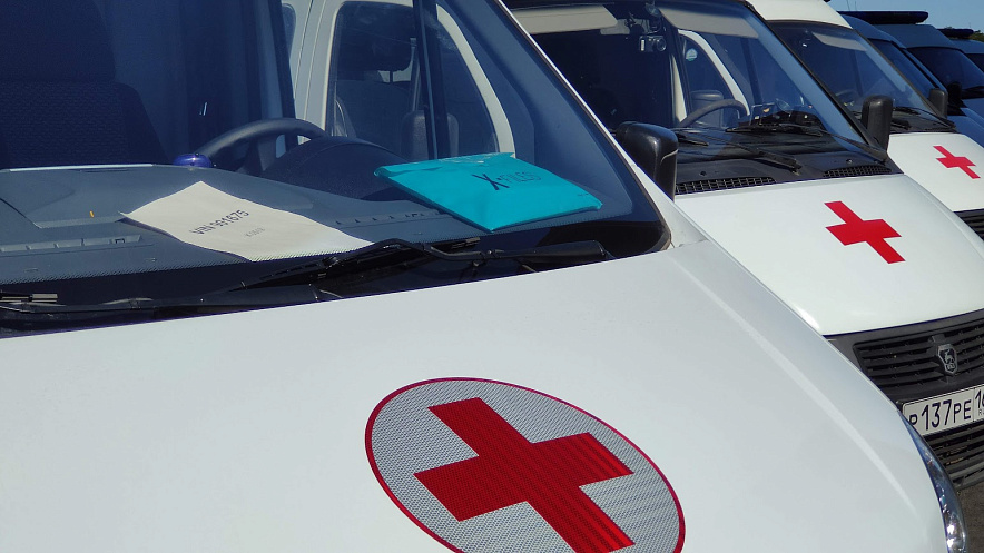 Фото: Автомобили скорой помощи на стоянке, кадр 1rnd