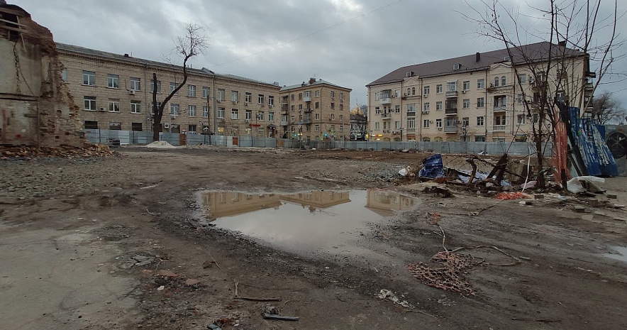 Фото: Лужи и грязь в историческом центре Ростова, кадр 1rnd
