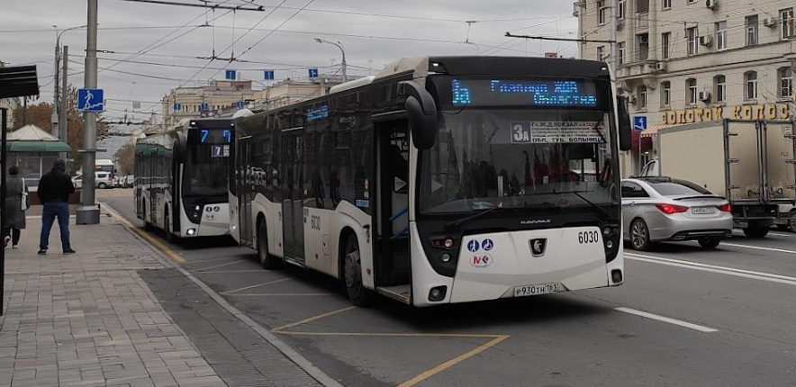 Фото: Автобусы на остановке ЦУМ в Ростове, кадр 1rnd