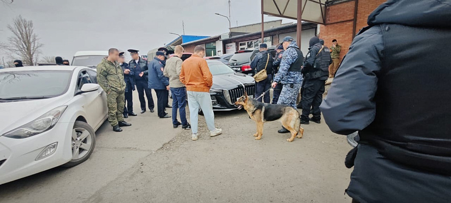 Фото: Рейд по мигрантам в Ростове \\ кадры ВСУ СК РФ по ЮВО