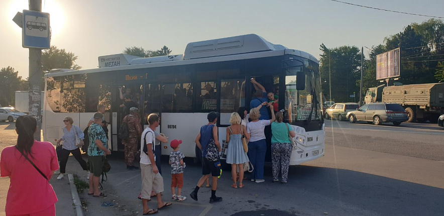Фото: Ростовчане штурмуют автобус №10, фото читателя 1rnd