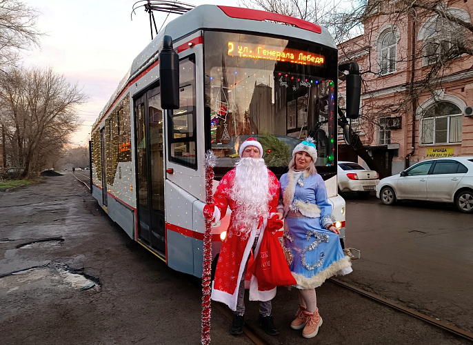 Фото: В Новочеркасске вышел на линию светящийся новогодний трамвай // фото - сайт мэрии Новочеркасска