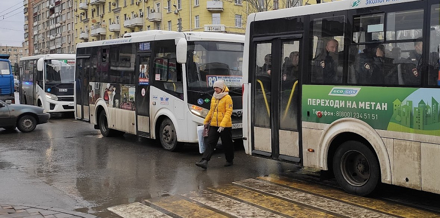 Фото: Автобусы в центре Ростова, кадр из архива 1rnd