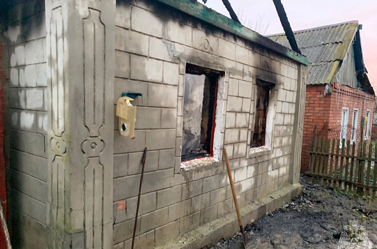 Фото: Дом, в котором из-за горящей сигареты погиб мужчина, кадр МЧС РО