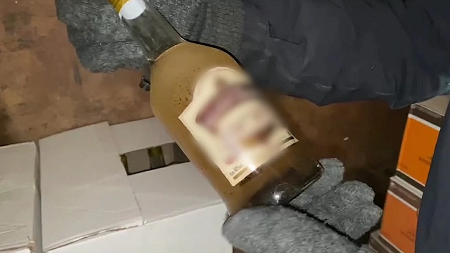 Фото: Изъятие поддельного алкоголя, иллюстрация из архива оперативных съёмок МВД