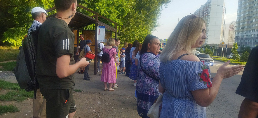 Фото: Жители Суворовского пытаются дождаться автобус №18, кадр паблика Ростовский городской транспорт