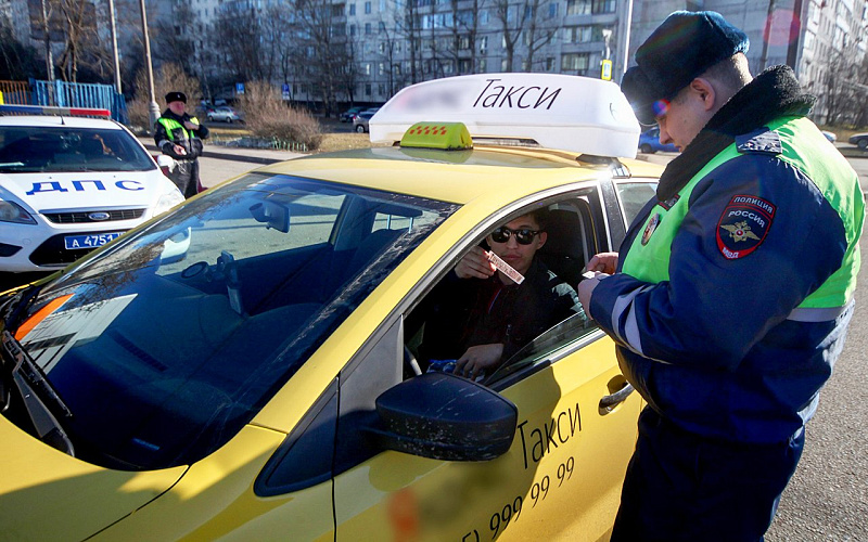 Фото: Рейд по таксистам-нарушителям в Ростове, кадр ПРО