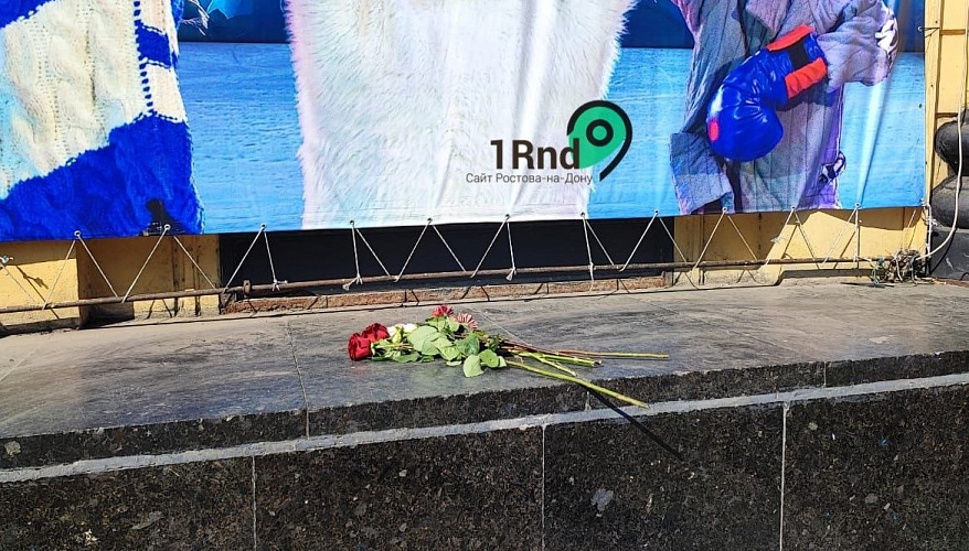 Фото: Цветы в память о Пригожине и Уткине возле ростовского цирка, кадр 1rnd