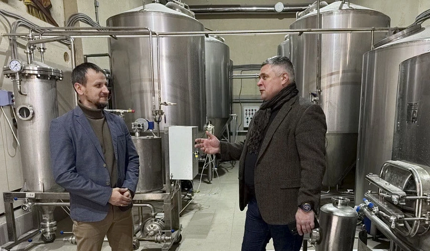 Фото: Денис Станиславов (справа) на территории своего пивзавода, кадр "Город N"