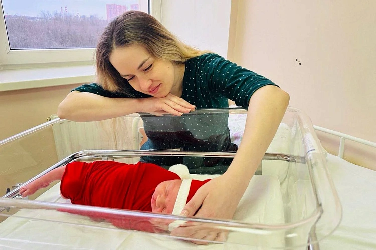 Фото: Молодая мама с новорождённым, кадр из ТГ-канала Василия Голубева