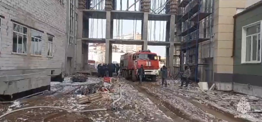 Фото: Под Азовом пожарные потушили огонь в недостроенной школе, кадр МЧС РО