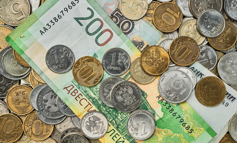 Фото: Рублевые купюры и монеты, кадр freepik