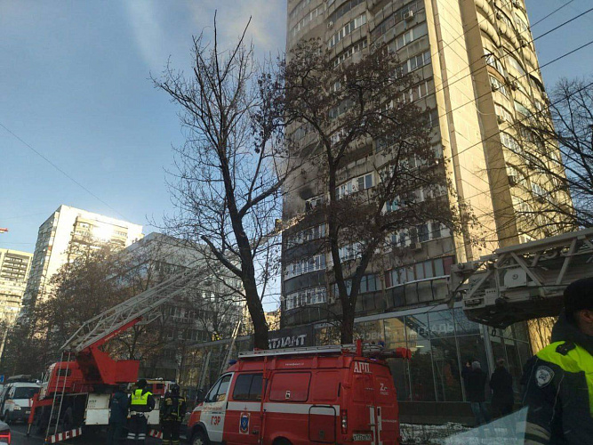 Фото: В Ростове эвакуировали мужчину в неадекватном состоянии из горящей квартиры, фото ТГ-канал "Тютина"
