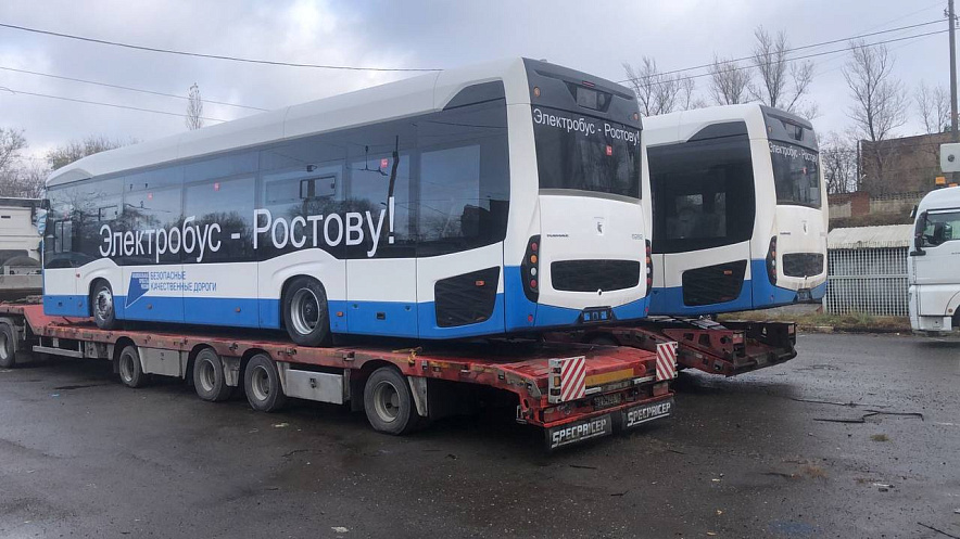 Фото: В Ростов доставили девять новых электробусов // фото ТГ-канал А. Логвиненко