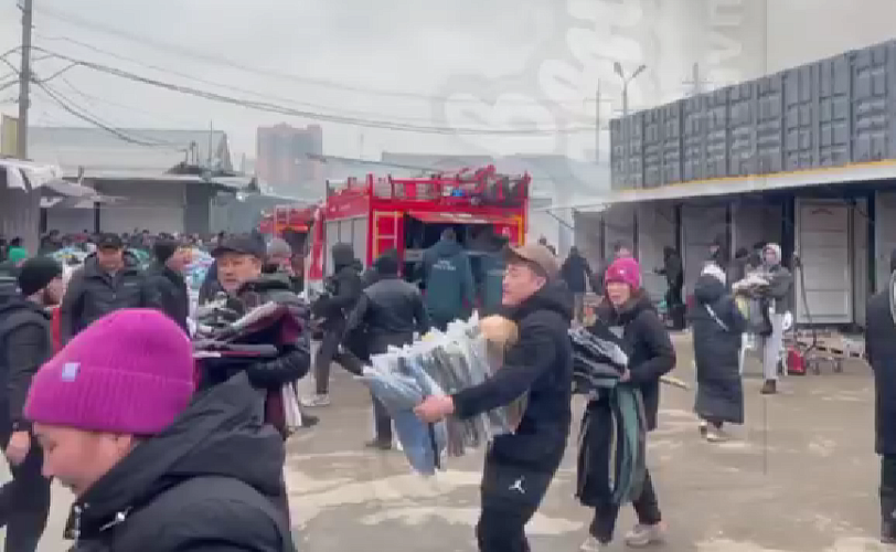 Фото: Пожар на рынке Темерник 22 марта, кадр ТГ Ростов Главный