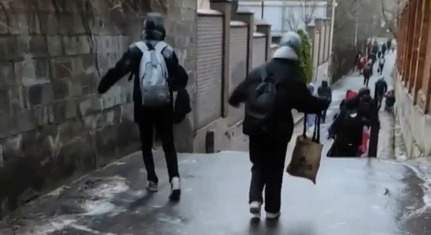 Фото: Школьники Ростова идут на занятия по гололёду, кадр очевидца