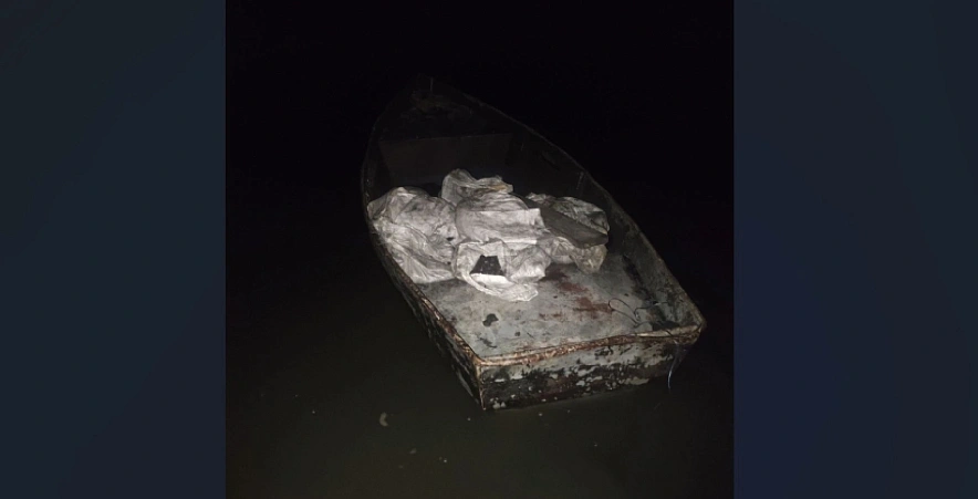 Фото: лодка воров, нагруженная углем // фото: пресс-служба УТ МВД по СКФО