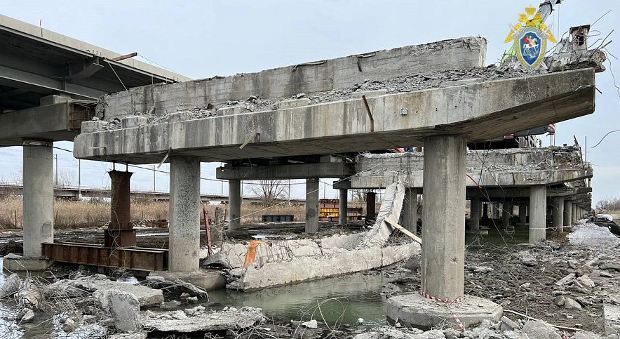 Фото: Обрушившийся мост через Чмутовую под Ростовом, кадр СКР