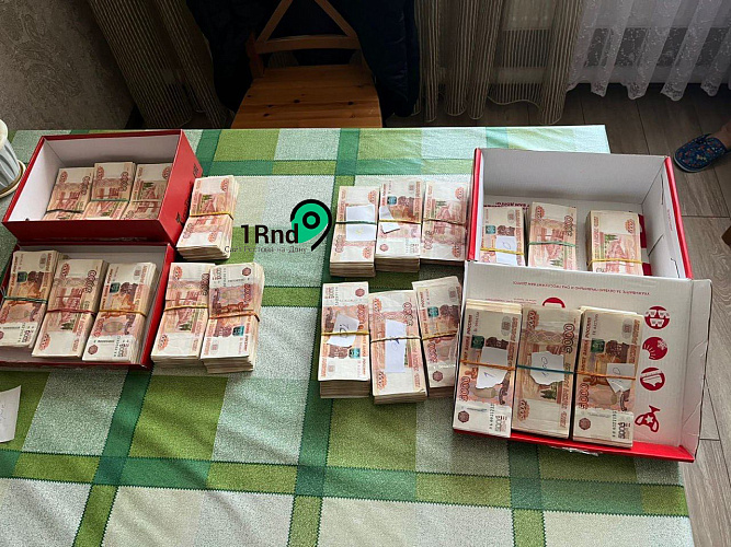 Фото: При обысках в автошколе и МРЭО Сальска силовики нашли стопки банкнот в евро, долларах и рублях, фото - источник 1rnd