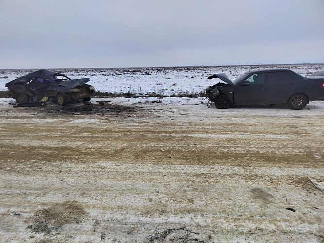 Фото:  На трассе в Ростовской области погибла одна женщина и четверо человек пострадали в результате ДТП // фото ГИБДД