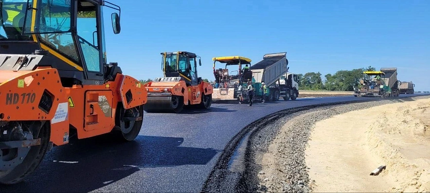 Фото: На трассе Ростов — ДНР приостановили капремонт из-за теракта на Крымском мосту // фото ВК "Самооборона Горловки"