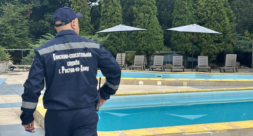 Фото: Спасатель возле открытого бассейна в Ростове, фото мэрии