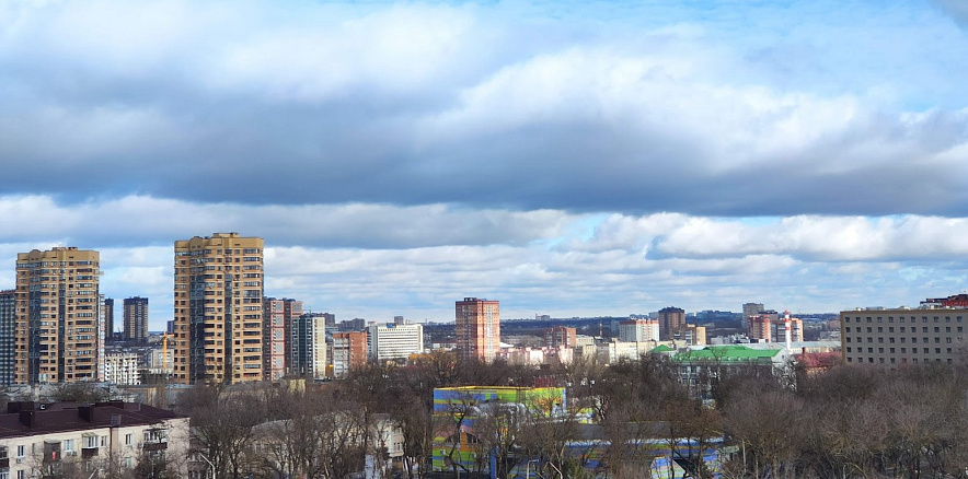 Фото: Тучи нависают над высотками в центре Ростова, кадр 1rnd