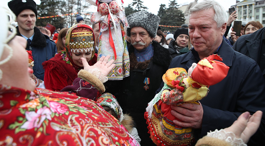 Фото: Губернатор Василий Голубев на масленице, кадр ПРО