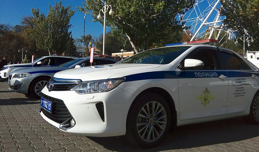 Фото: Автомобили полиции на Театральной площади Ростова, кадр 1rnd