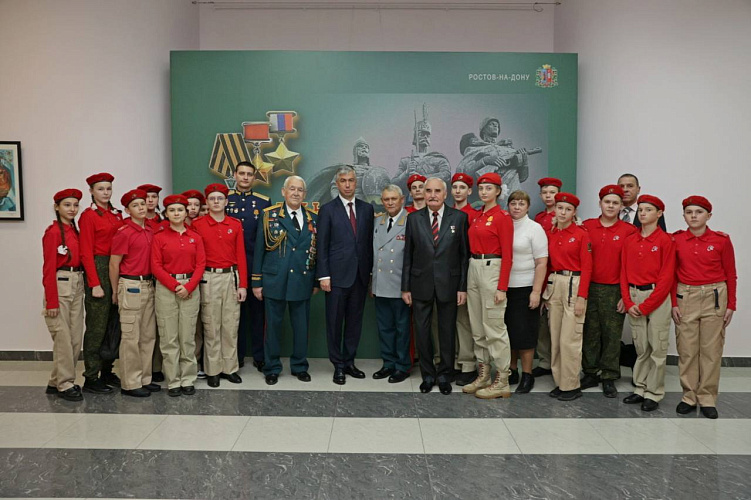 Фото: Алексей Логвиненко и участники церемонии награждения, кадр пресс-службы