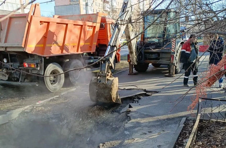 Фото: Место прорыва теплотрассы на ЗЖМ Ростова, кадр МинЖКХ