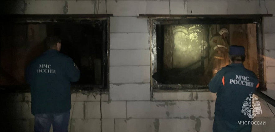 Фото: Дом, который сгорел из-за восковой свечи в Азовском районе, кадр МЧС