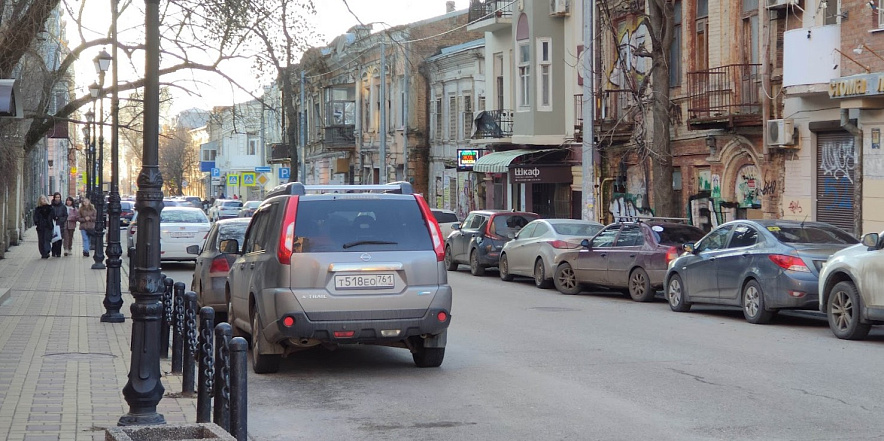 Фото: Машины на платных парковочных местах в Ростове, кадр 1rnd