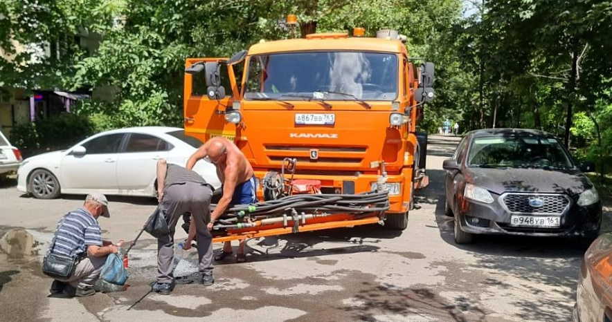 Фото: Ростовчане набирают воду из поливальной машины, фото мэрии Ростова